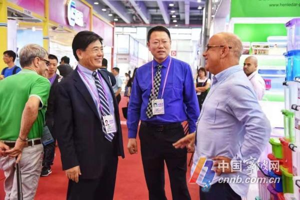 周巨乐与企业在洽谈。