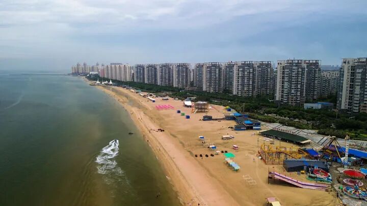 这是龙口市的海滨风光（7月2日摄，无人机照片）。