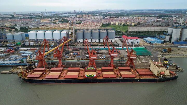 船只靠泊在龙口港（7月2日摄，无人机照片）。