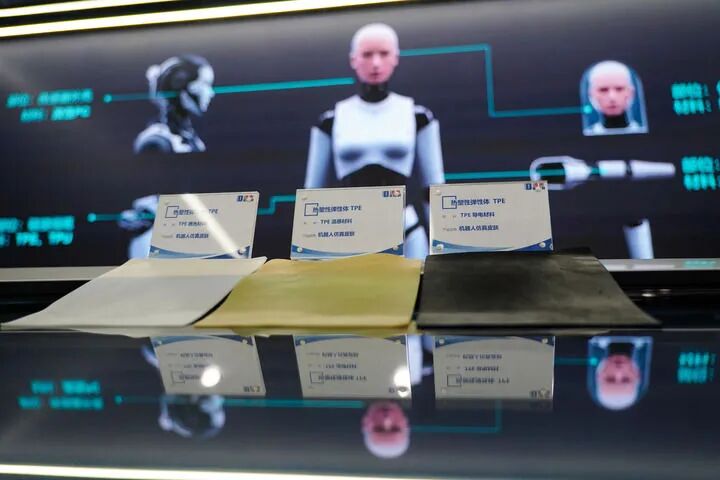 这是在位于龙口市的山东道恩高分子材料股份有限公司新材料展示中心展示的一款用于机器人仿真皮肤的新材料（7月2日摄）。