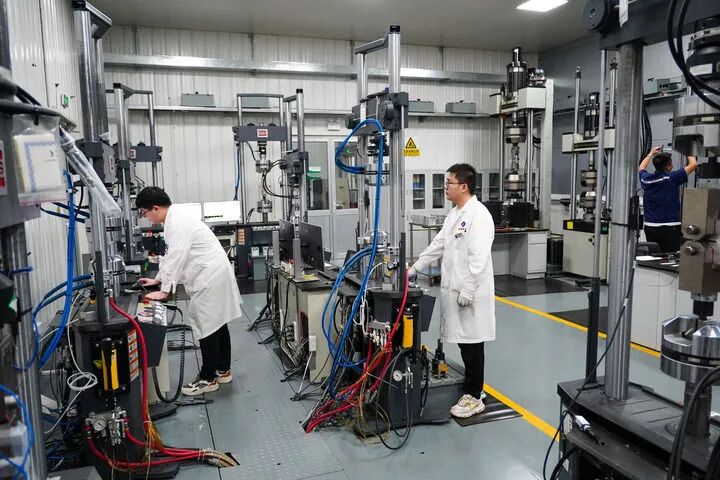 这是7月2日拍摄的南山铝业产品检测室。