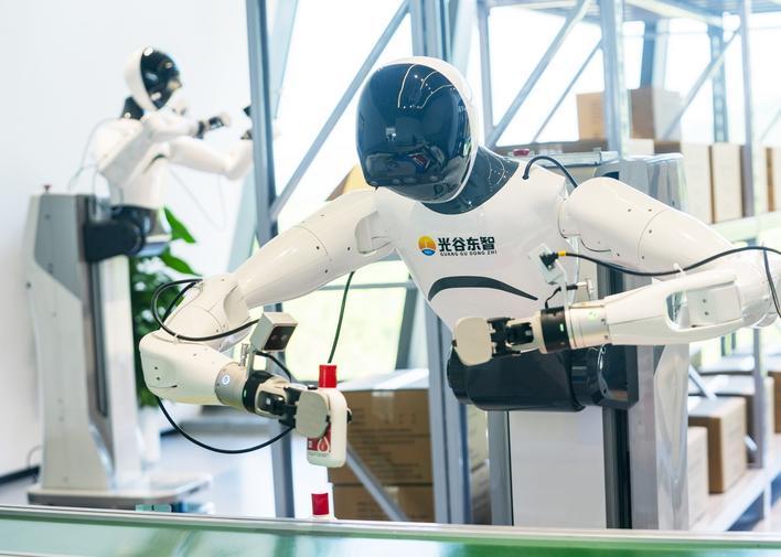 湖北人形机器人创新中心，人形机器人在生活、生产场景中，进行各种动作训练。