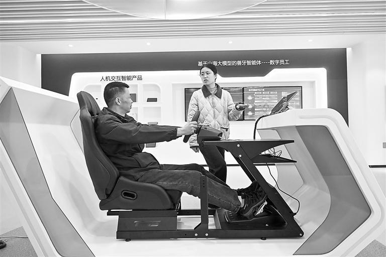 11月28日，在江苏云知声科技有限公司，工作人员（右）介绍一款车载人机交互智能产品。本组图片均由新华社发