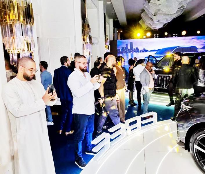 5月9日,岚图汽车在阿联酋举行品牌发布会,受到中东用户的围观。 (岚图汽车供图)