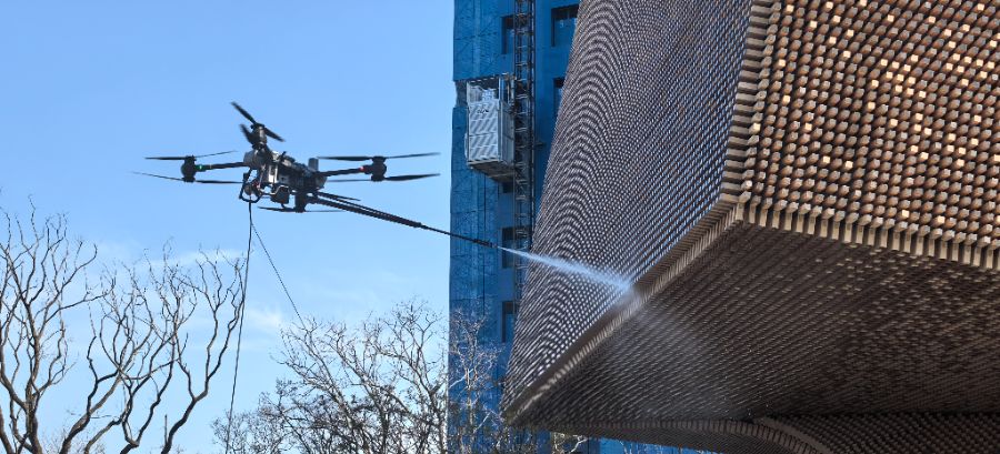 （无人机外墙清洗。企业供图）