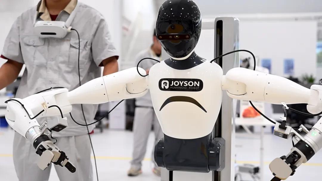 人形机器人模拟生产线作业。孙佳骏/摄