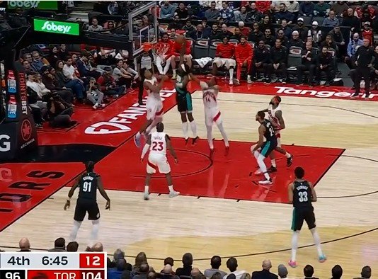 生猛！格兰特冲下前场板 腾空暴起力压巴恩斯单臂隔扣