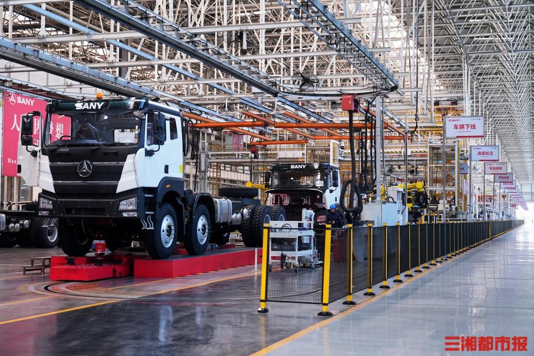 在邵阳经开区的三一专汽智能车间，一台定制化的工程车仅需18分钟即可诞生。谢佳燊摄