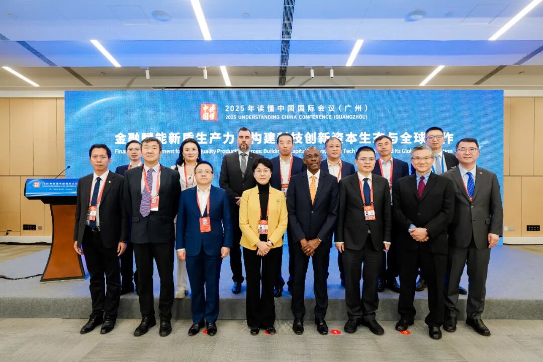 ● 图:宇信科技董事长兼CEO洪卫东(第二排左四)同与会嘉宾合影