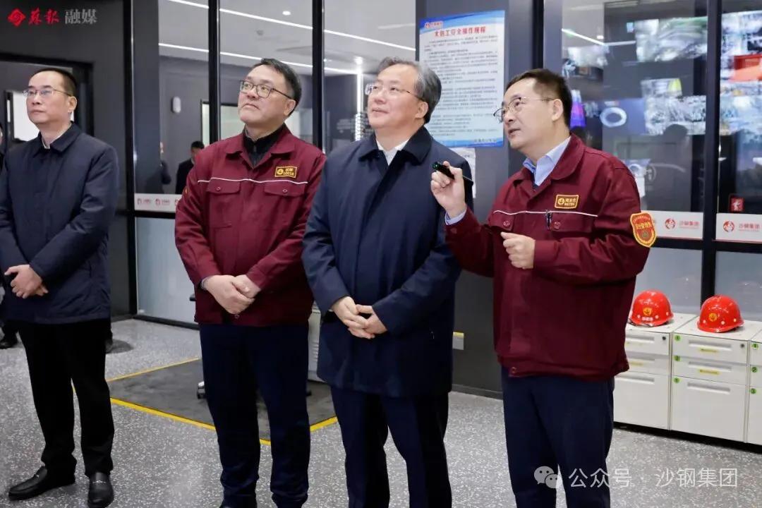 在沙钢集团，范波听取技术创新、绿色转型等情况介绍。苏报融媒记者 倪黎祥/摄