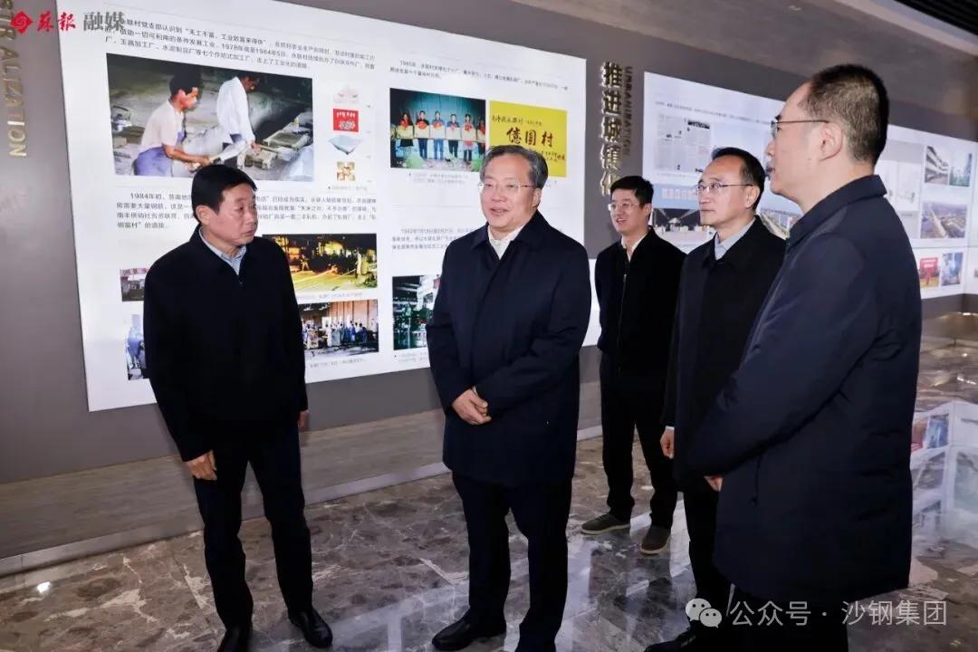 范波了解永联村发展历程、基层治理情况。苏报融媒记者 倪黎祥/摄