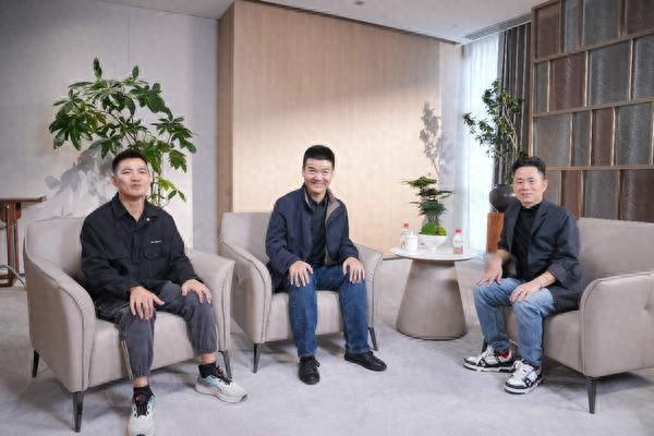 图说:阿里巴巴公益基金会理事长孙利军(右一)对话清华大学首位全盲硕士梁江波、从事AI开发的脑瘫患者邱生峰