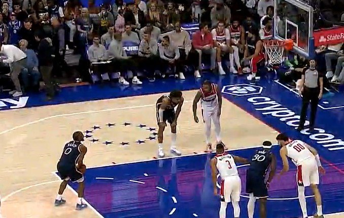 夹缝中生存！马克西底线突破 左手反篮高难度2+1！