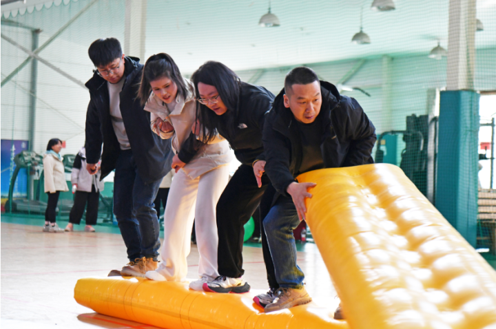 图为趣味运动会现场