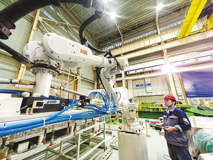 正泰电气（武汉）工厂二期加速投产。 （湖北日报全媒记者 刘畅 摄）