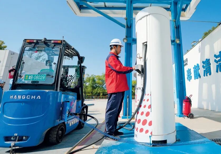 在中国石化燕山石化公司的加氢站，一名工作人员在为一辆氢能叉车加氢气（2024年10月15日摄） 鞠焕宗摄/本刊
