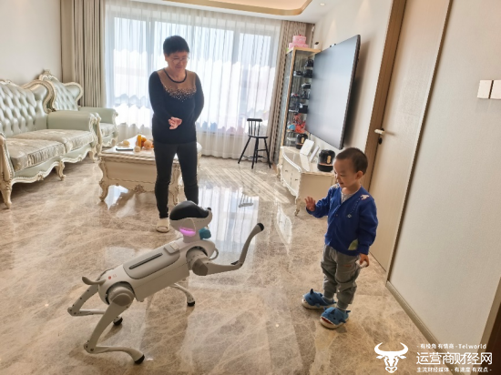 钟女士家的老人孩子与“灵犀”四足机器人互动