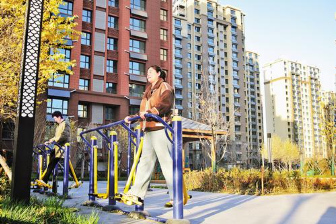 11月25日，在沧州市运河区通惠园小区，居民正在健身。