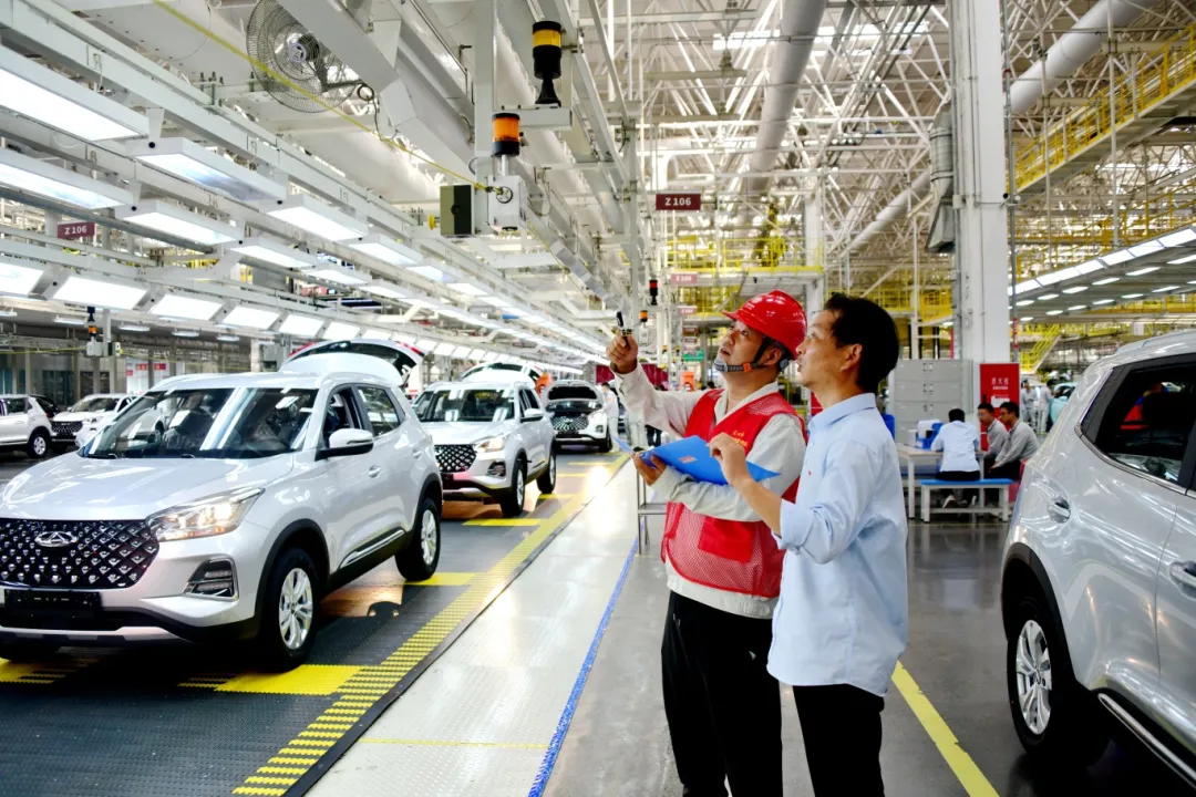 ​▲10月30日，国网宜宾供电公司“电管家”走进三江新区宜宾凯翼汽车智慧工厂，为企业“把脉问诊”。王青青 摄