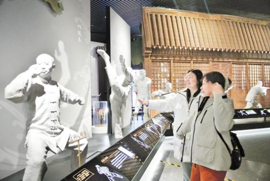 11月26日，在中国大运河非物质文化遗产展示馆，游客正在参观。