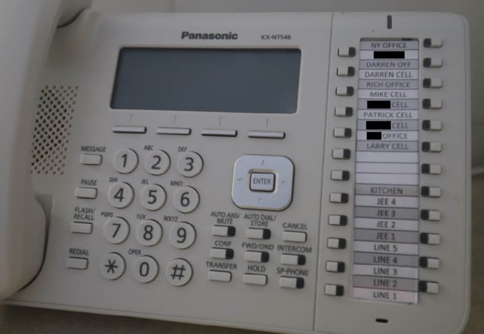 爱泼斯坦“萝莉岛”豪宅内部曝光：诡异面具、牙医椅子、老式座机