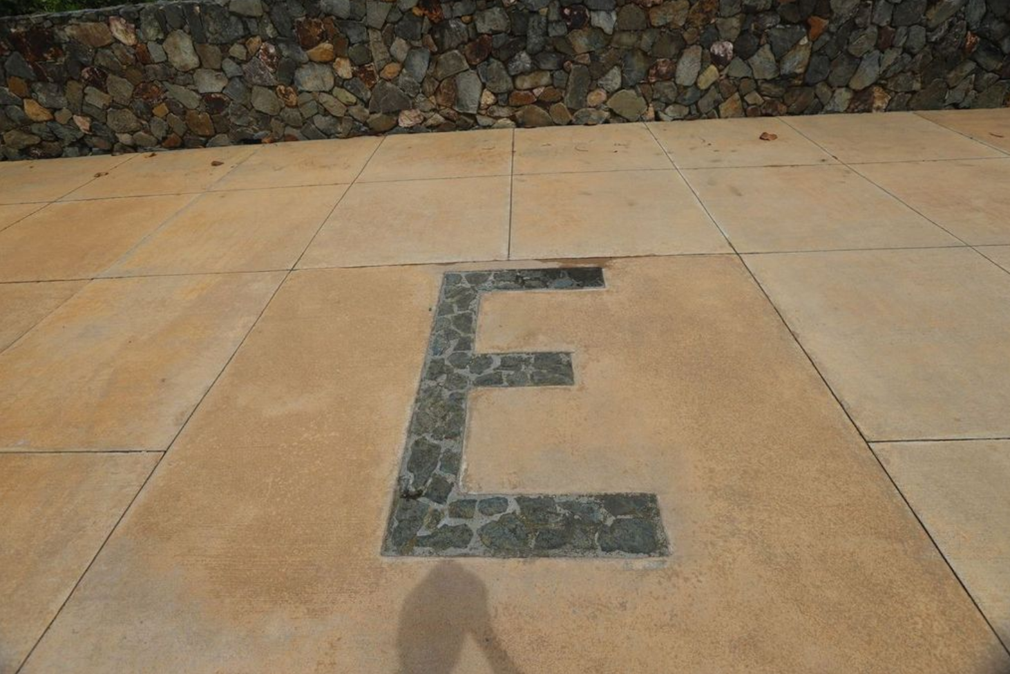 爱泼斯坦“萝莉岛”豪宅内部曝光：诡异面具、牙医椅子、老式座机