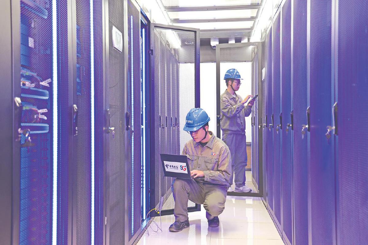 　　中国电信广西钦州分公司的5G项目交付工程师在广西石化炼化一体化项目现场，对刚投用的5G定制网进行日常巡检。　梁其琛／摄