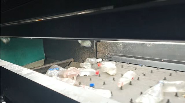 上海柏尔菲科技有限公司位于奉贤区的海洋垃圾自动分拣线。 陈玺撼摄