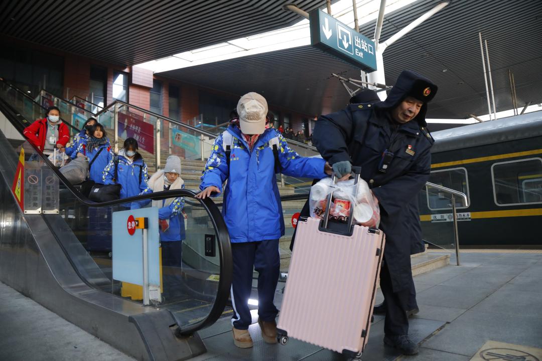 东北铁路联袂为旅客“快进慢游”深度领略东北冰雪风情提供更自由、更便捷的出行选择。孙晓晨摄