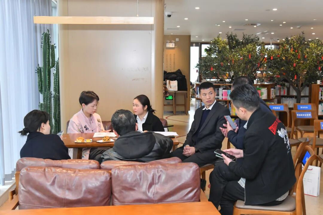 现场开展银企金融服务洽谈。