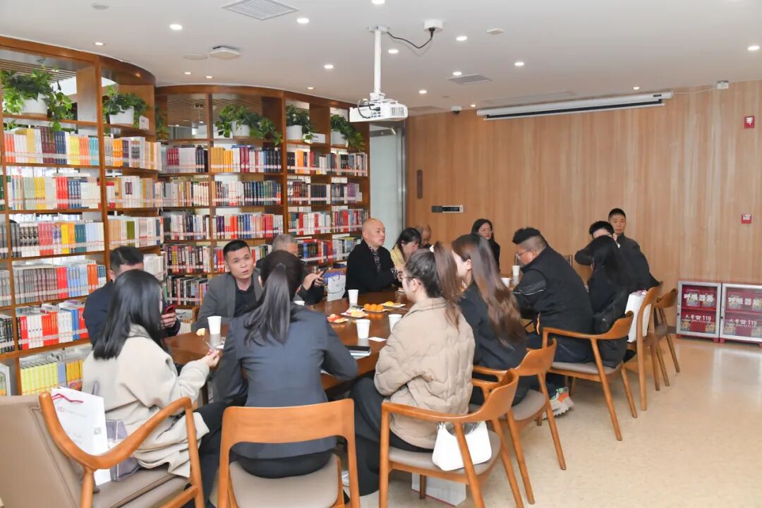 现场开展银企金融服务洽谈。