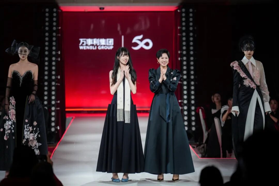 屠红燕与女儿一起登上50周年大秀舞台。企业供图