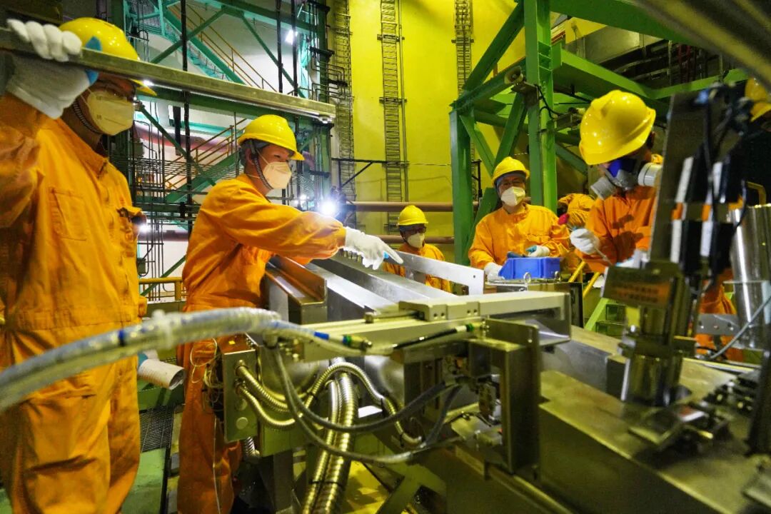 研发人员正在进行装备实验 