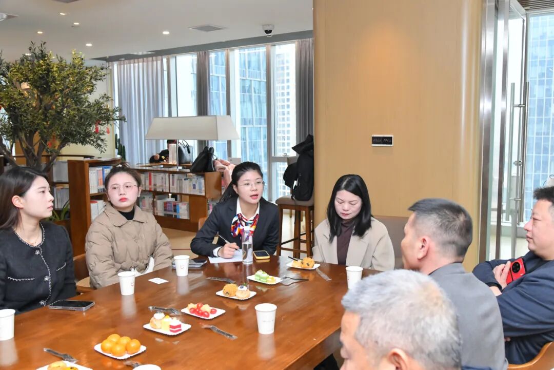 现场开展银企金融服务洽谈。