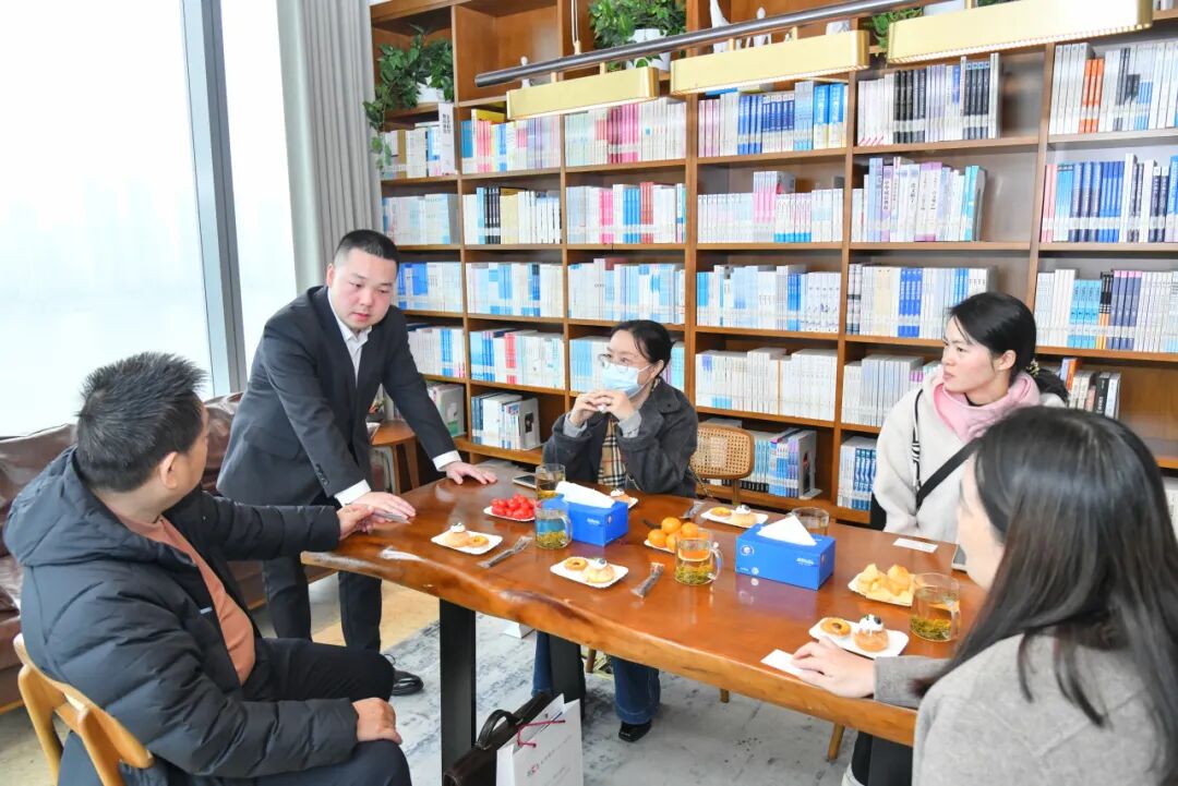 现场开展银企金融服务洽谈。