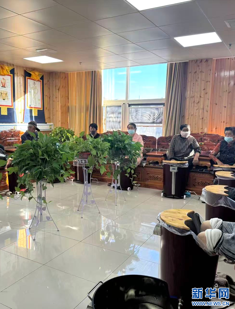 圖為患者在天祝縣藏醫院進行藏醫甘露局部浴治療。新華網（劉欣瑜 攝）