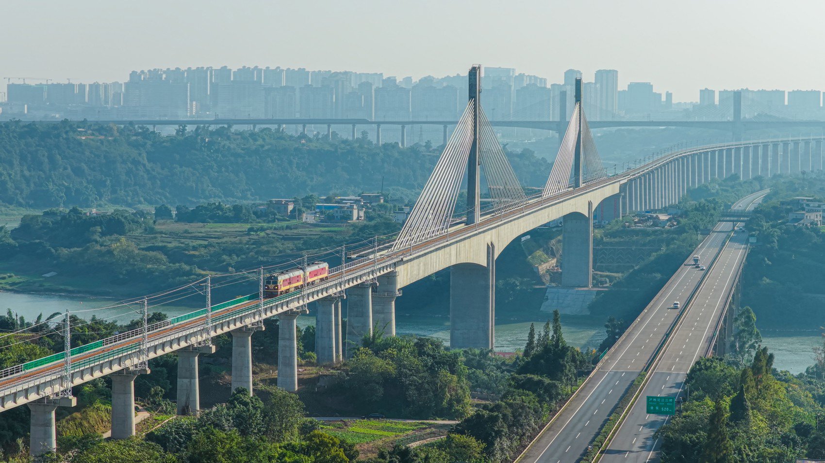 检测车驶过隆泸叙铁路泸州金山沱江铁路大桥
