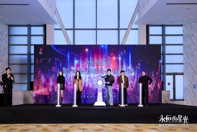 嘉宾共同转动船舵启动瞬间全景图