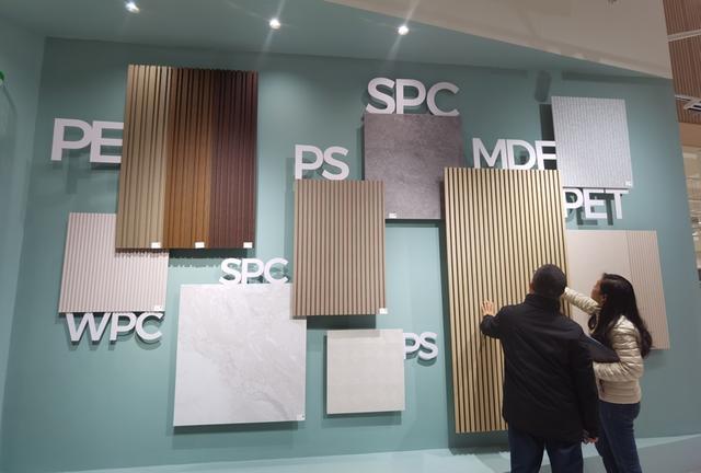 英科再生的废弃塑料再生产品展示墙。 陈玺撼摄