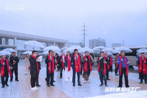 ▲陈燕木董事长给嘉宾们讲解两岸火车文化