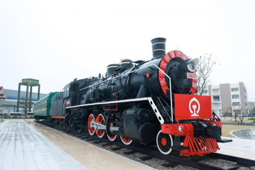 ▲陈燕木董事长给嘉宾们讲解两岸火车文化