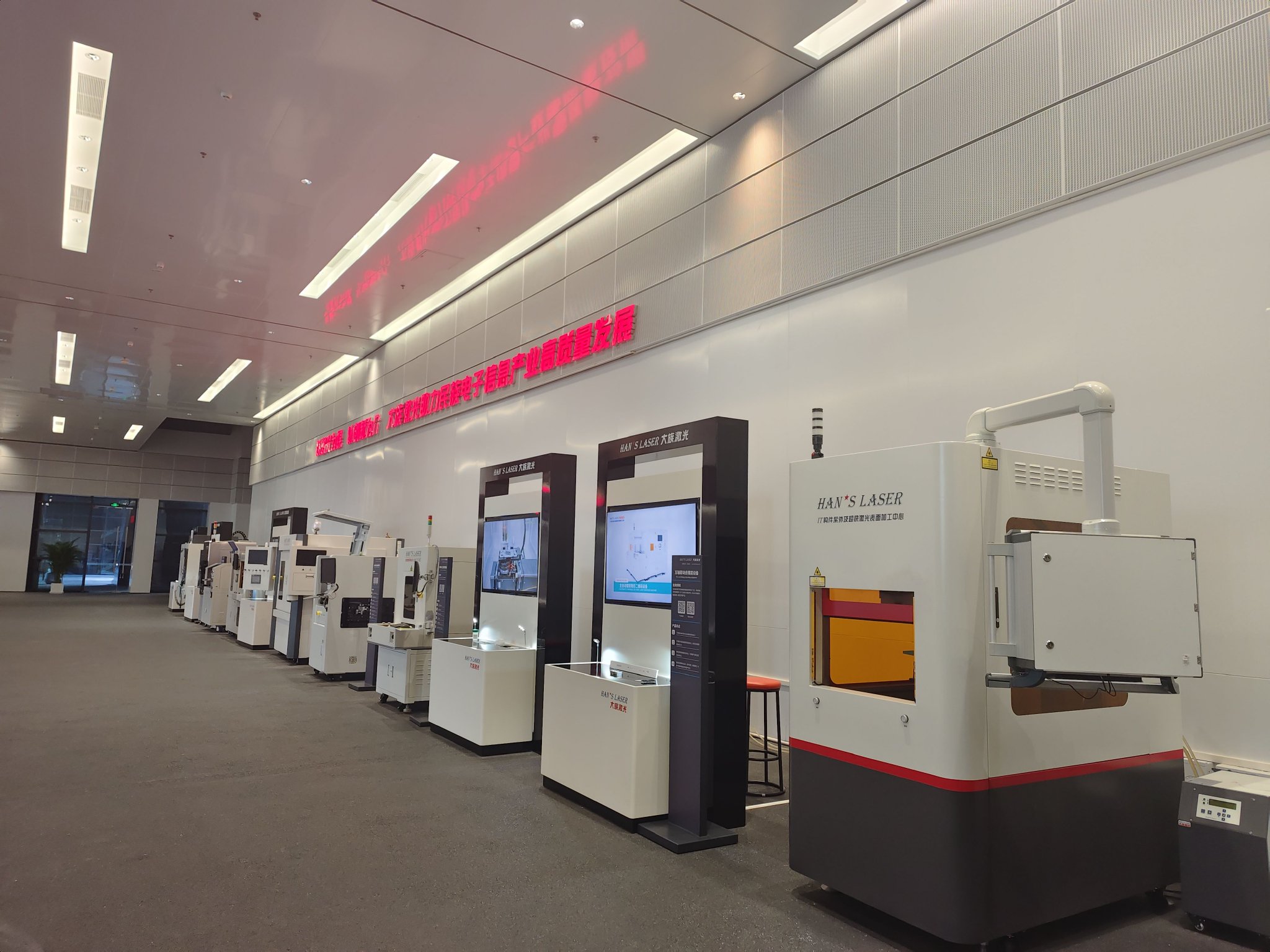 图为大族激光展厅的部分激光设备