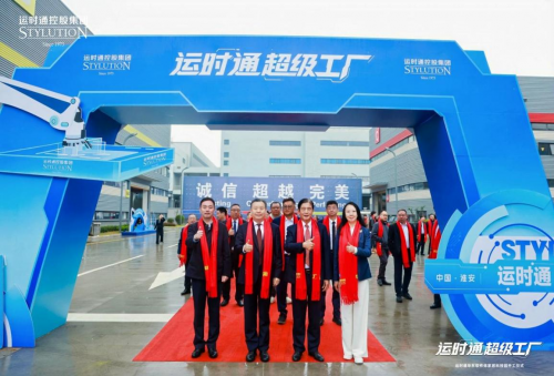 ▲运时通总长1200米床垫AI全自动化生产线