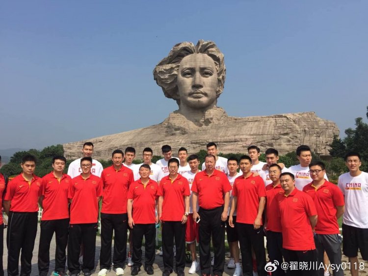 时隔10年再次造访橘子洲！翟晓川晒旧照：2015-2025