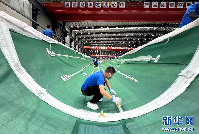  圖為工作人員正在進行風電葉片鋪層作業。新華網（劉欣瑜 攝）