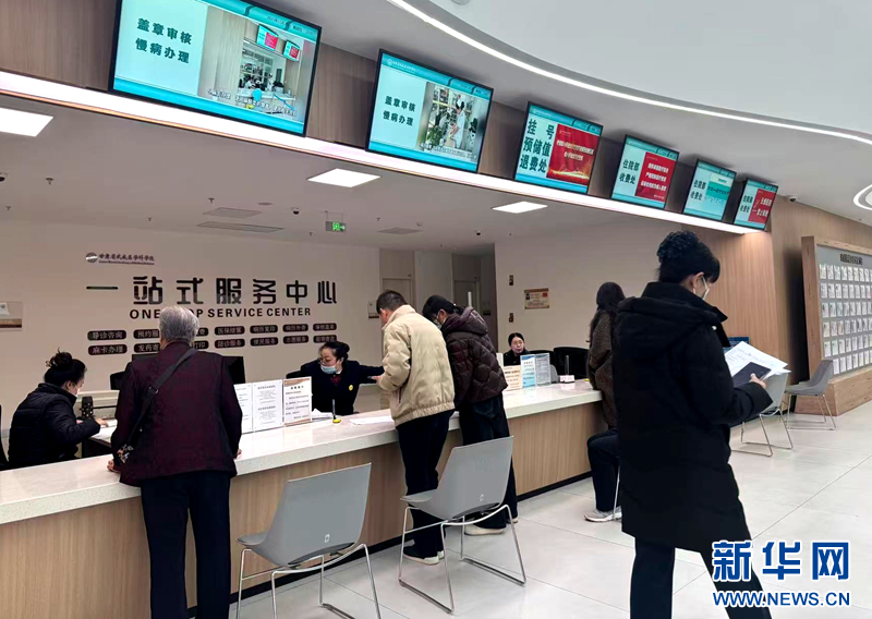  圖為患者在甘肅省武威腫瘤醫院武威重離子中心服務中心諮詢。新華網（劉欣瑜 攝）