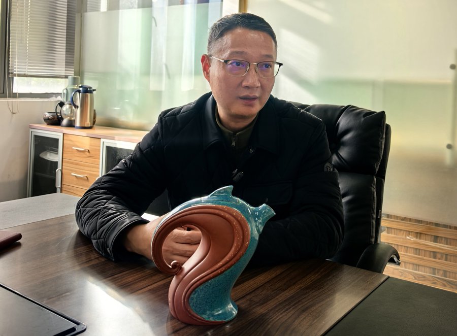 一把紫砂壶藏着“重生”密码：车祸致残的陶艺师带徒“破浪”，包销作品暖心