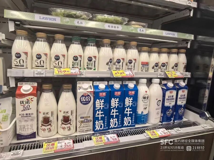 在上海便利店，充满着光明的产品。本报实习生李音桦/摄