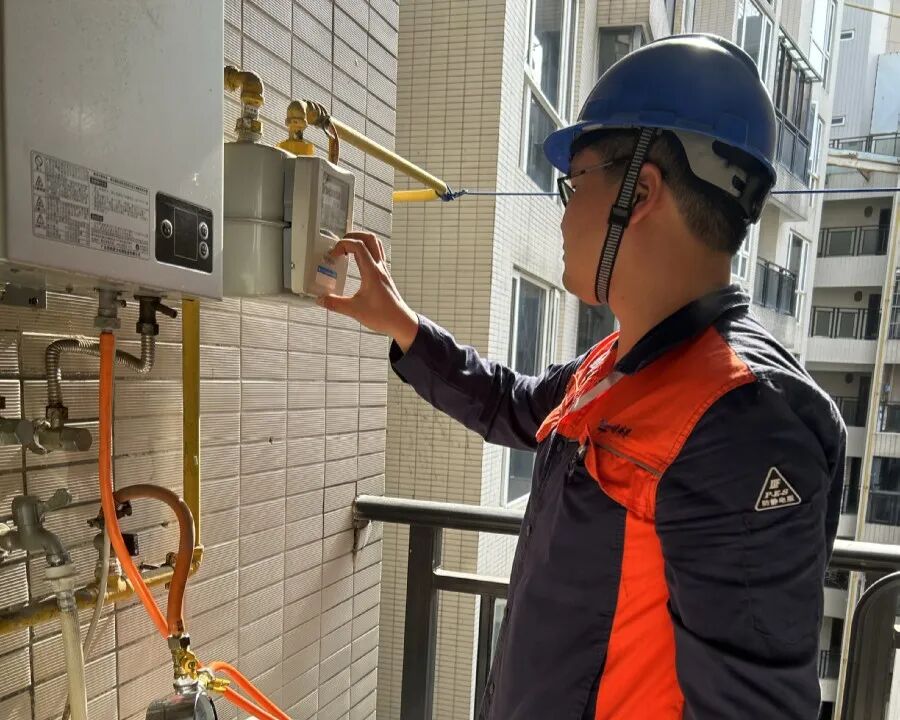 珠海燃气志愿者在居民家检查燃气安全（资料图）。康振华/摄