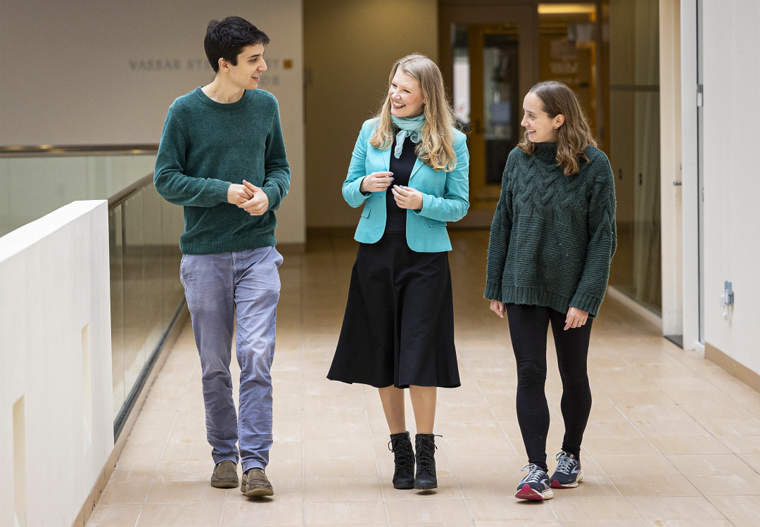 Fedorenko 在 MIT 与博士后研究员 Andrea de Varda (左) and Halie Olson (右)